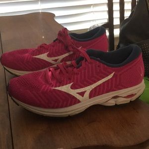 Mizuno waveknit breast cancer edition size 8